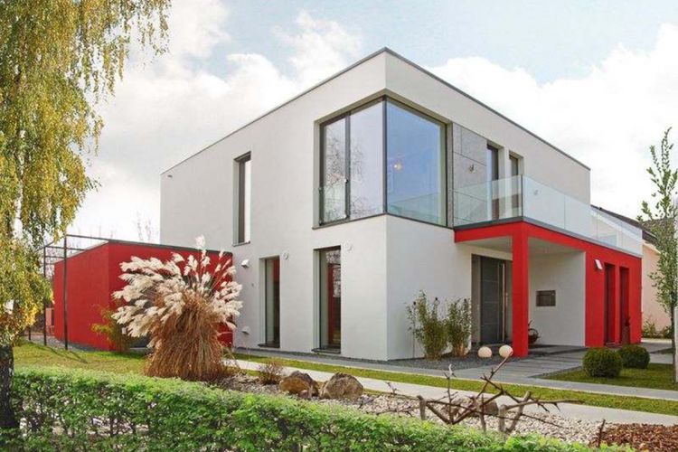 Musterhaus in München. Bungalow-Bauweise mit Fensterfront. Haus mit Garten.