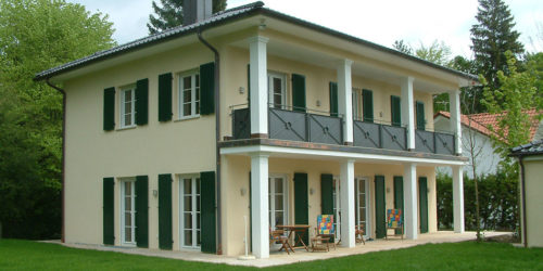 Extravagante Rötzer-Villa mit langem Balkon.