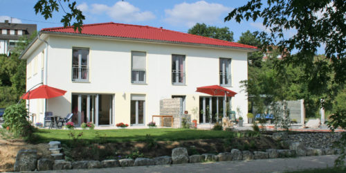 Doppelhaus mit Sonnenschutz für Fenster und Terrasse