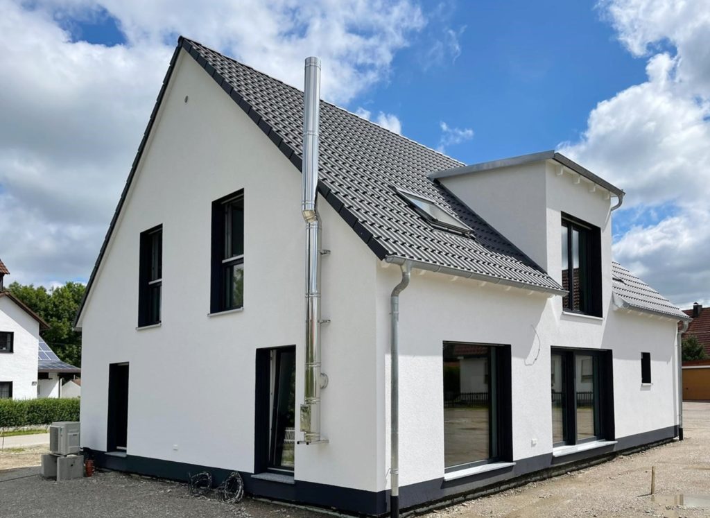 Ein Rötzer-Einfamilienhaus mit Satteldach und Zwerchhaus mit Pultdach
