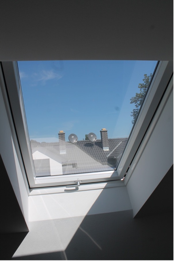 Dachfenster einbauen – Blick durch ein Dachfenster nach draußen.