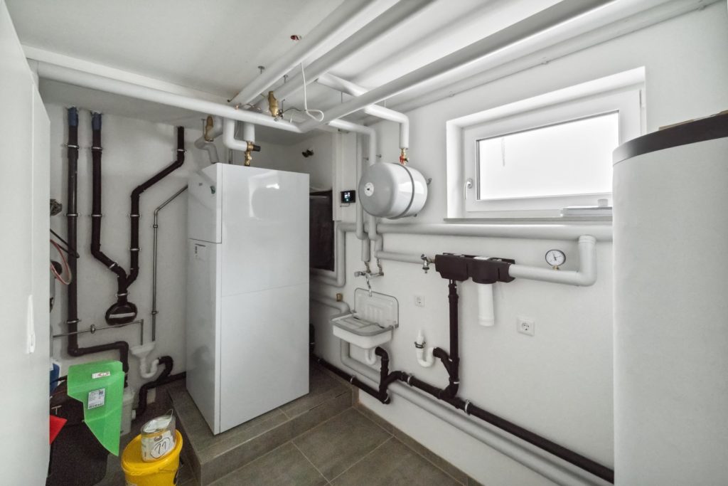 Energetische Sanierung – Eine neue Heizungsanlage in einem Kellerraum.