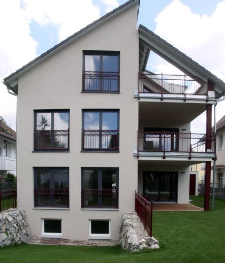 Mehrgenerationenhaus bauen – Mehrfamilienhaus mit zwei Balkonen.