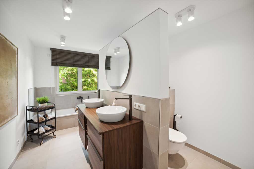 Fugenloses Bad – Badezimmer mit teils gefliest und teils verputzten Wänden.