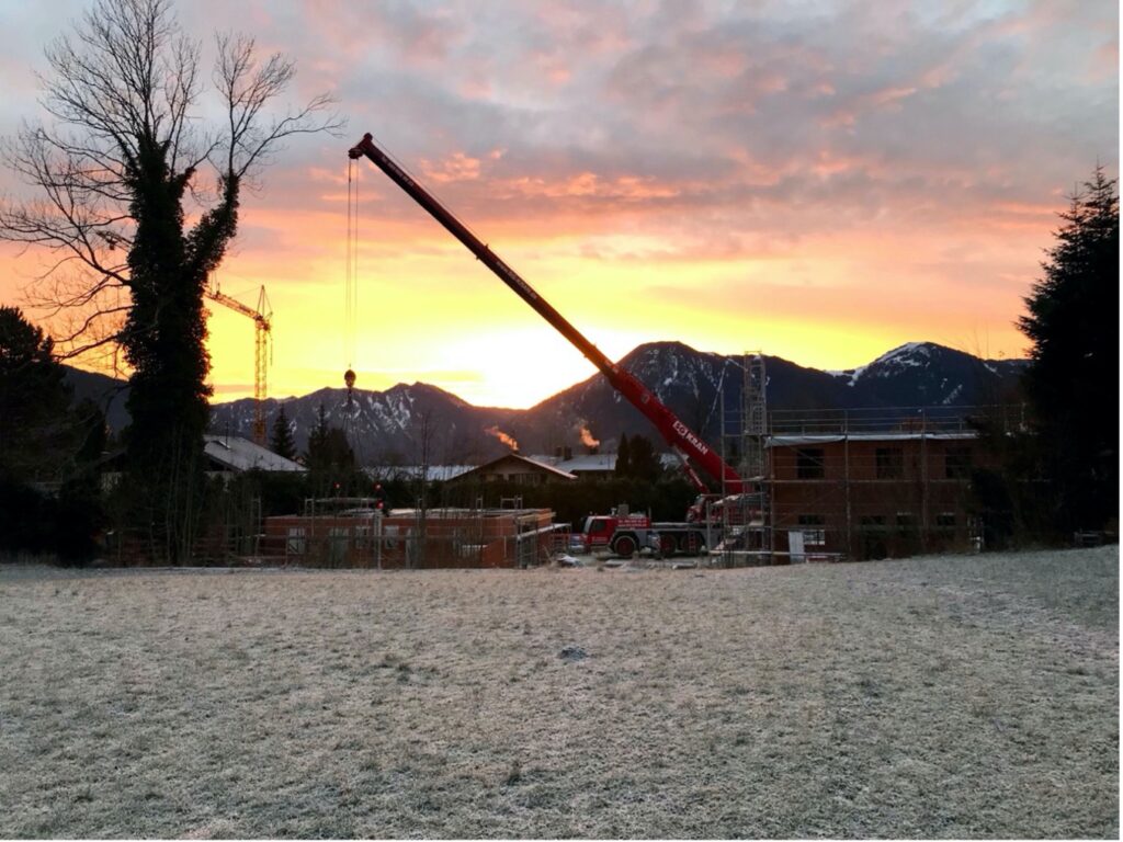 Eine mit Reif bedeckte Rötzer Baustelle bei Sonnenaufgang.