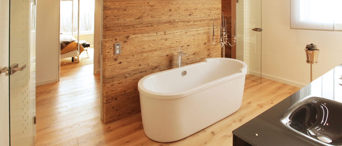 Luftfeuchtigkeit in Wohnräumen – Holzvertäfeltes Badezimmer mit freistehender Badewanne.
