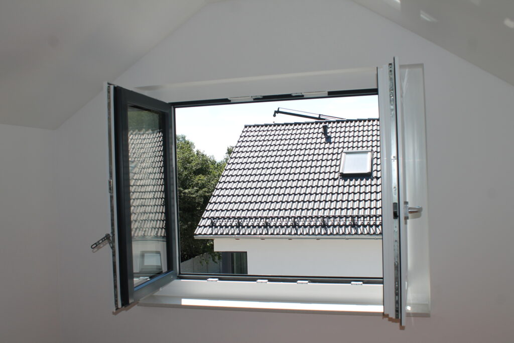Luftfeuchtigkeit in Wohnräumen – Blick durch ein geöffnetes Fenster, Aufnahme aus dem Innern des Hauses.