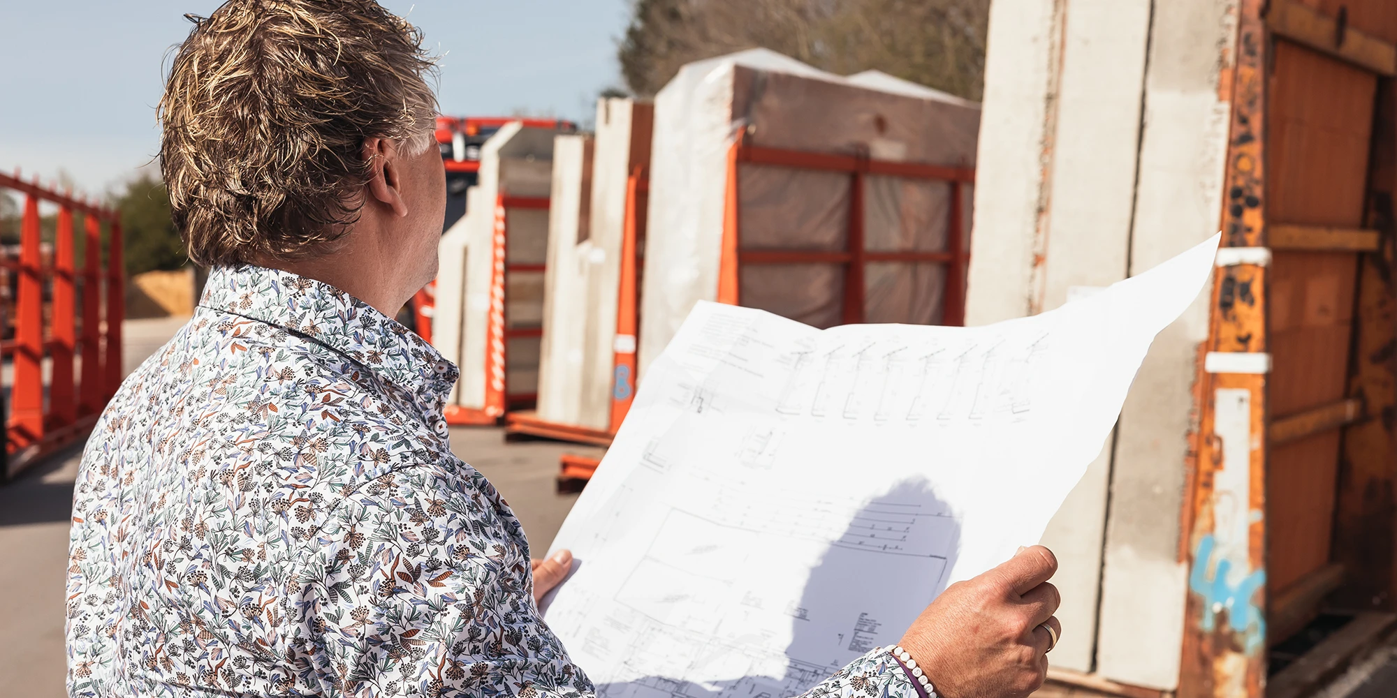 Ein Mensch liest einen Plan