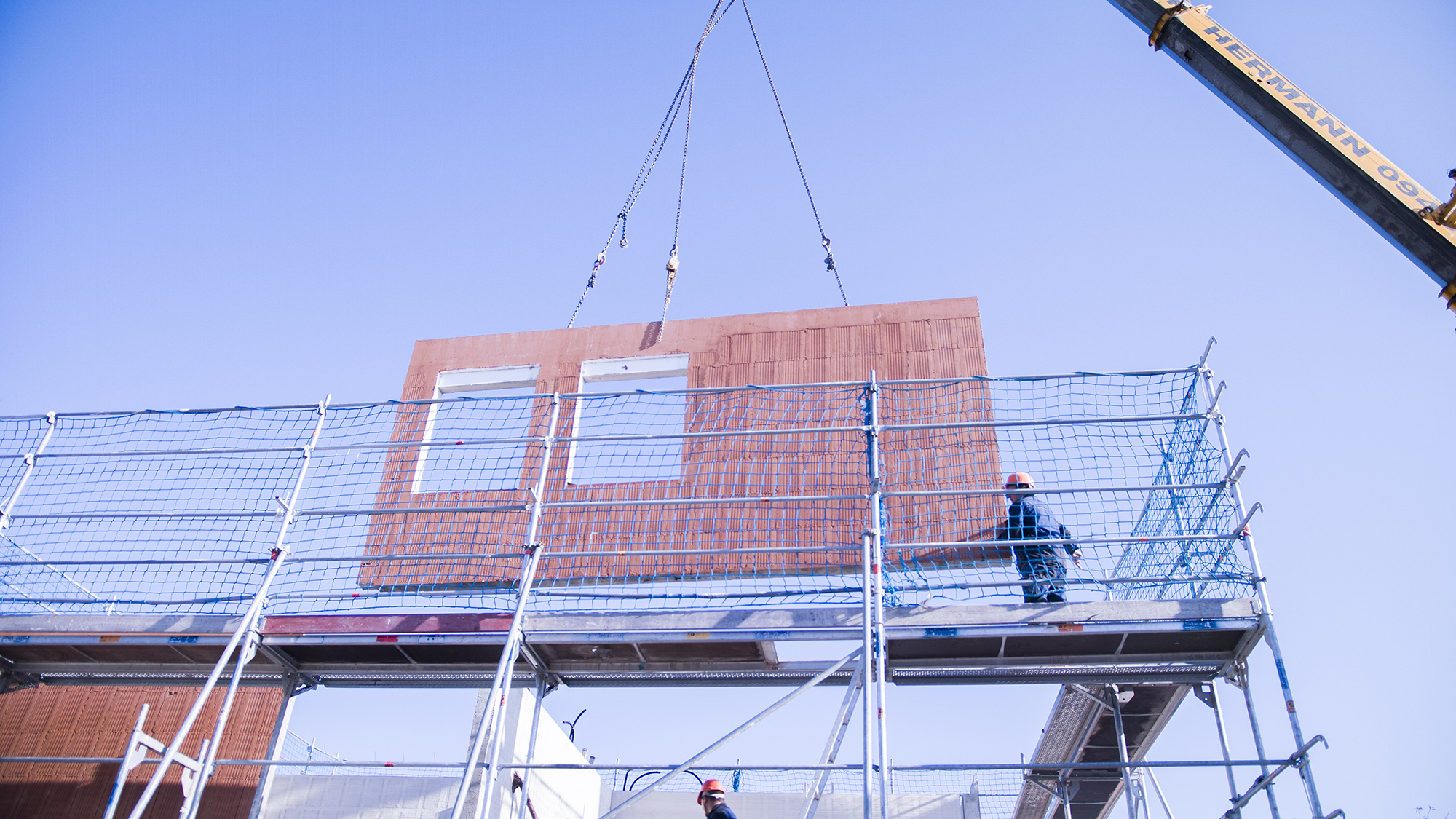 Eine Ziegelmauer wird platziert