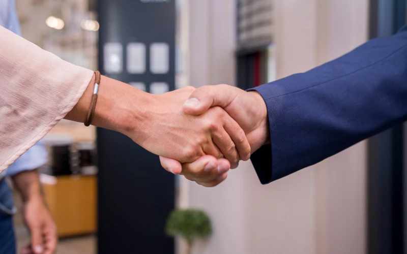 Bauvertrag abschlie&szlig;en &ndash; Handschlag zwischen Bauherr und Bauunternehmen