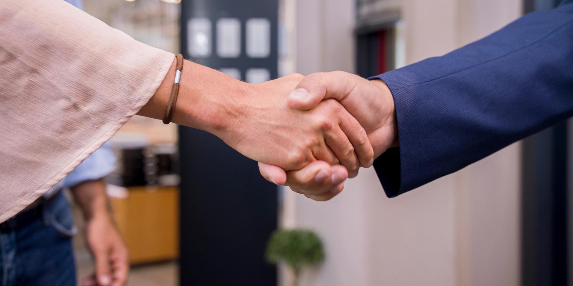 Bauvertrag abschließen – Handschlag zwischen Bauherr und Bauunternehmen