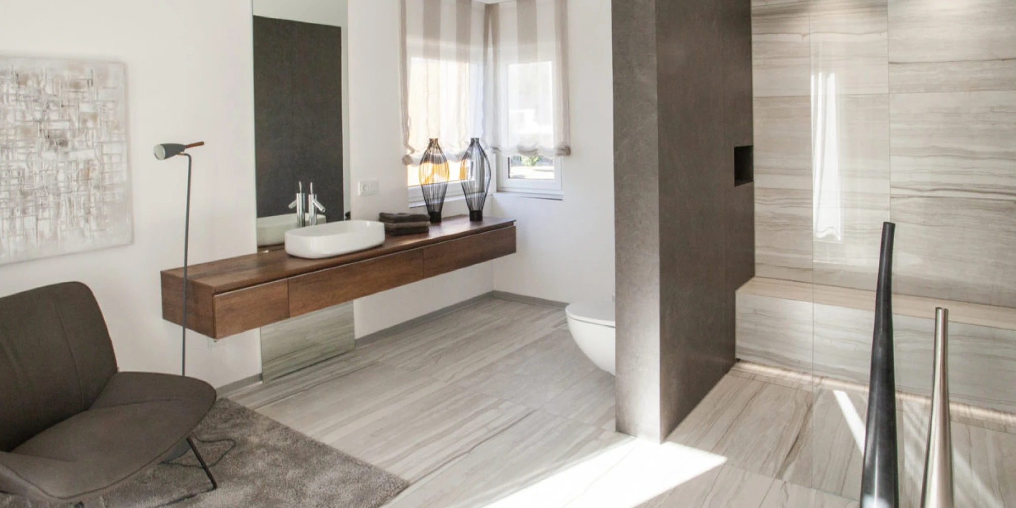 Fugenloses Bad: Die trendige Alternative zur klassischen Fliesenoptik