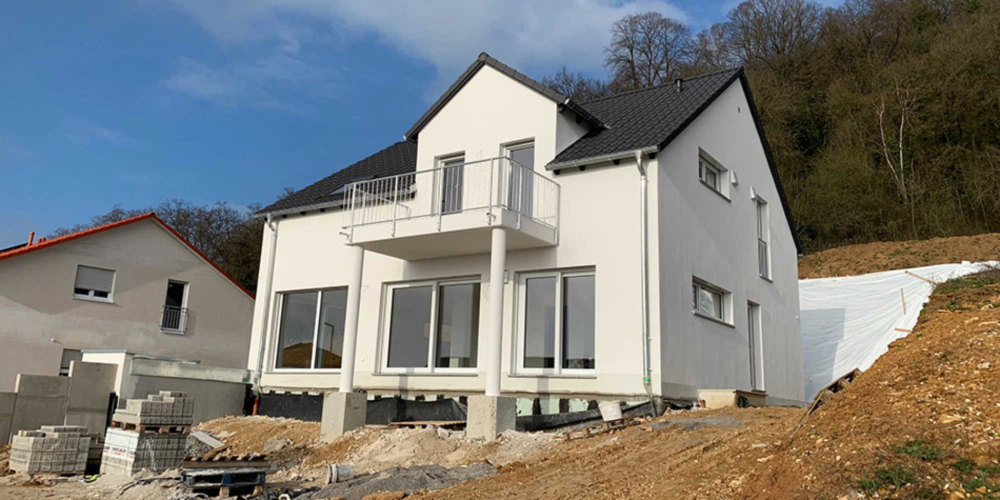 Hanggrundstück bebauen: Diese 5 Punkte sollten Sie beachten