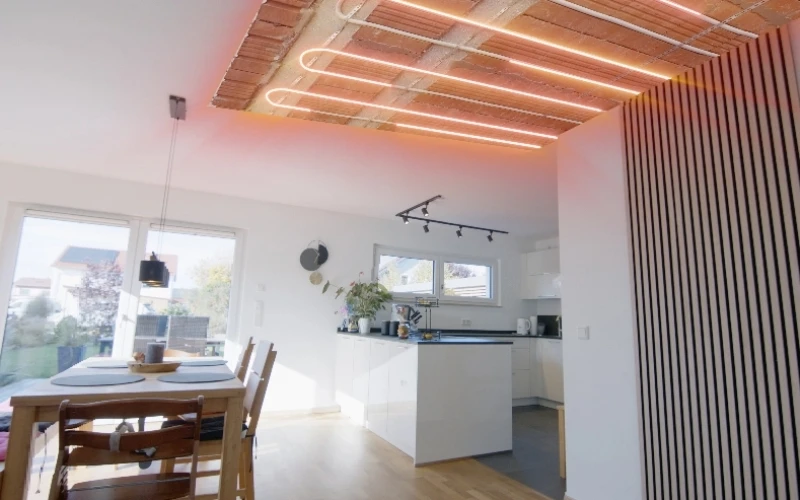 Innenaufnahme K&uuml;che mit Klimadecke