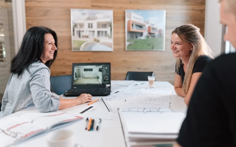 Kunden und Beraterin Bemustern ein Einfamilienhaus