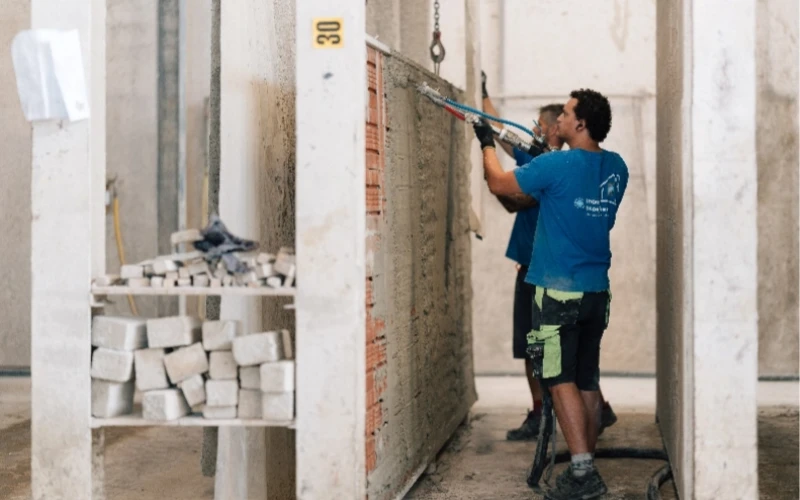 Wand wird im Werk verputzt