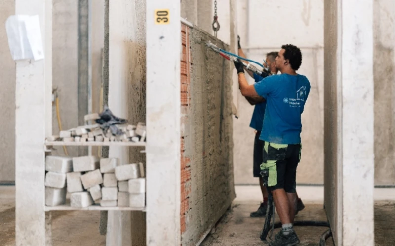 Wand wird im Werk verputzt