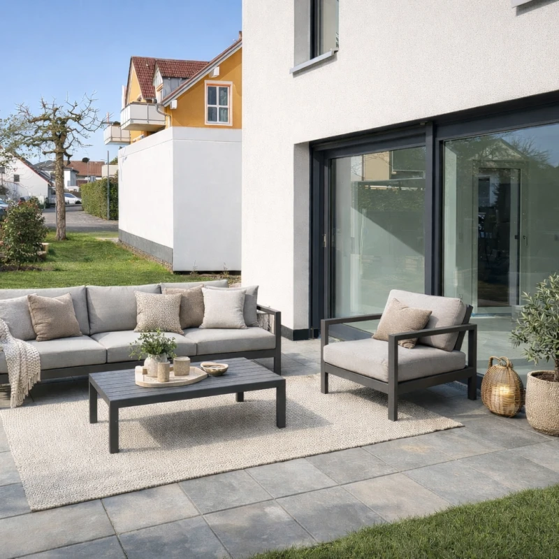 Terrasse mit modernen Gartenmöbeln