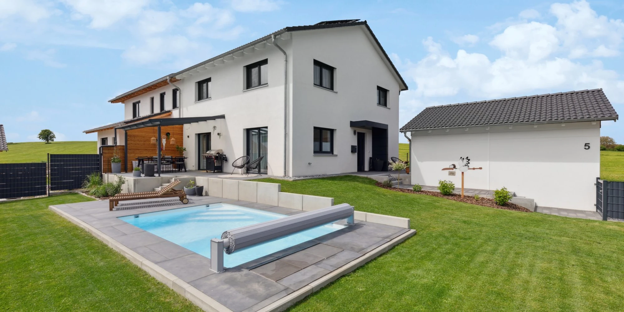 Eine moderne, stilvolle Doppelhaushälfte in Massivbauweise