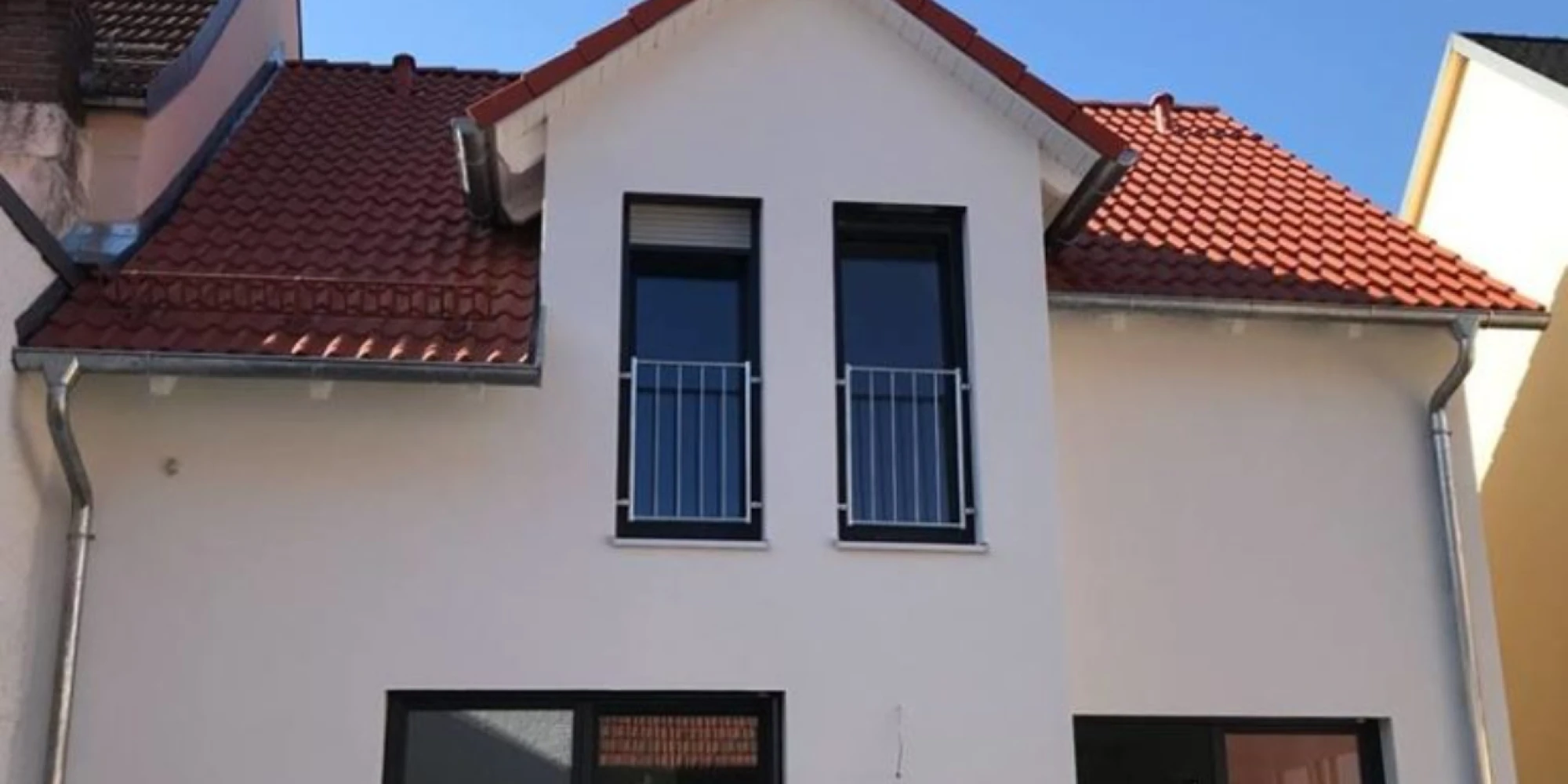 Neubau in einer bestehenden Reihenhaussiedlung? Herausforderung von Familie Reiß angenommen!