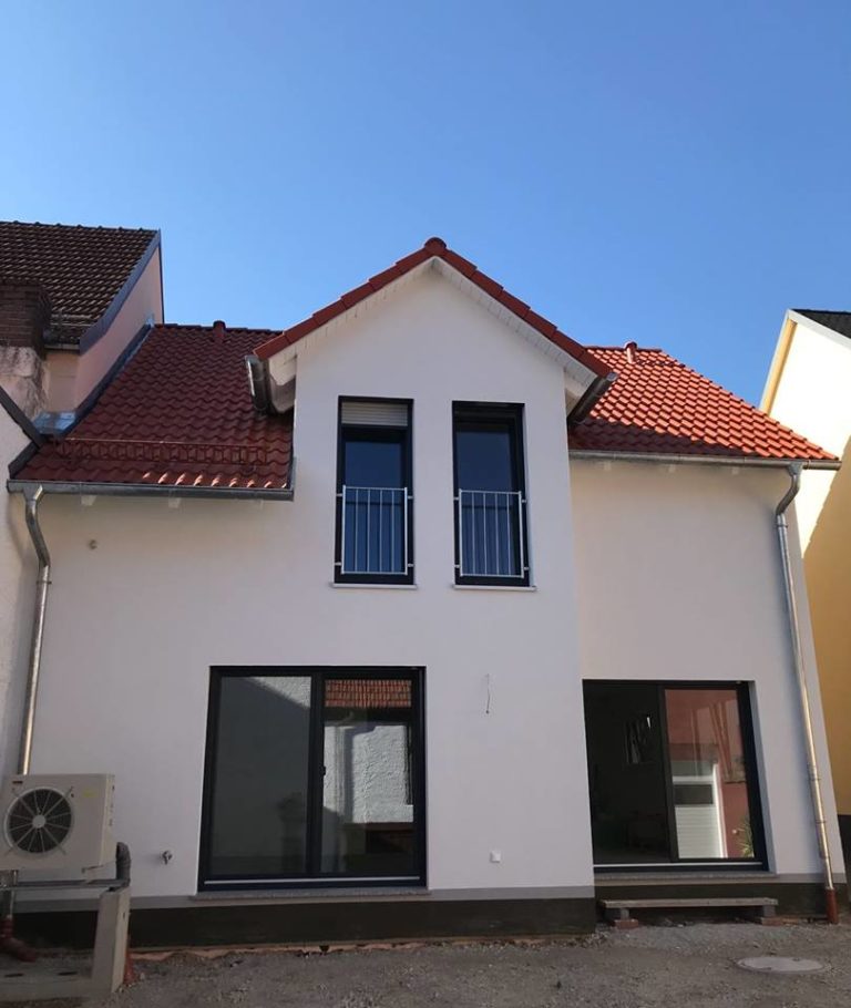 Neubau in einer bestehenden Reihenhaussiedlung? Herausforderung von Familie Reiß angenommen!