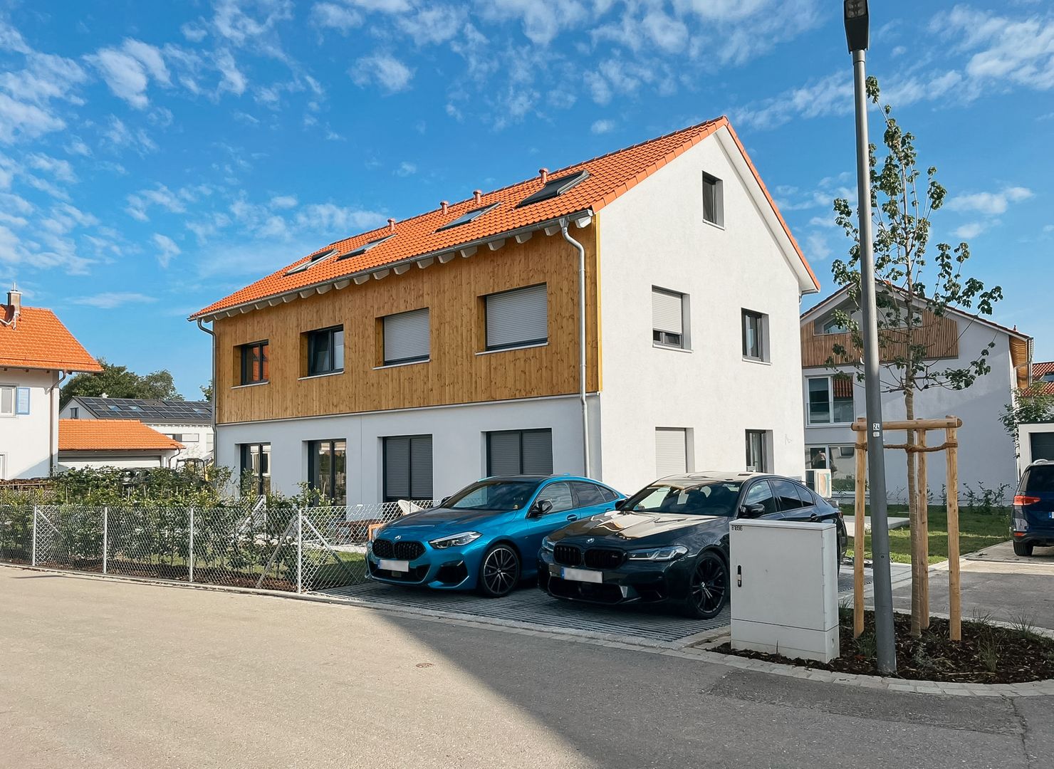 „Wiederholungstäter“ baut auf Rötzer-Qualität: Attraktive Doppelhaus-hälften in Höhenkirchen