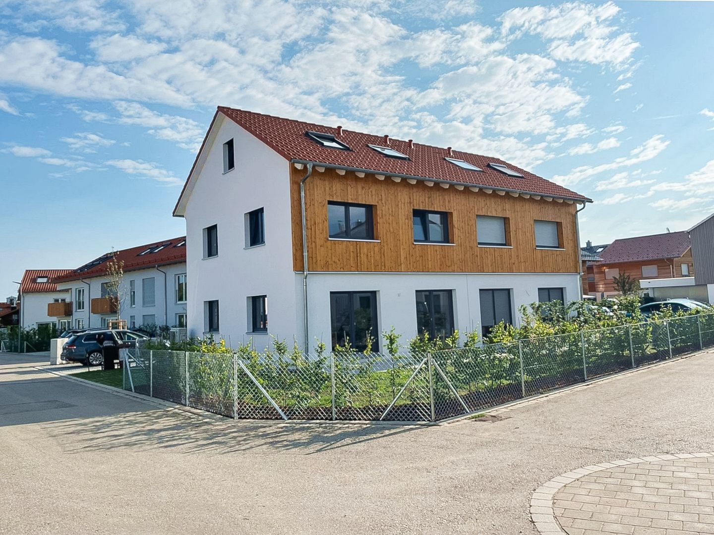 „Wiederholungstäter“ baut auf Rötzer-Qualität: Attraktive Doppelhaus-hälften in Höhenkirchen