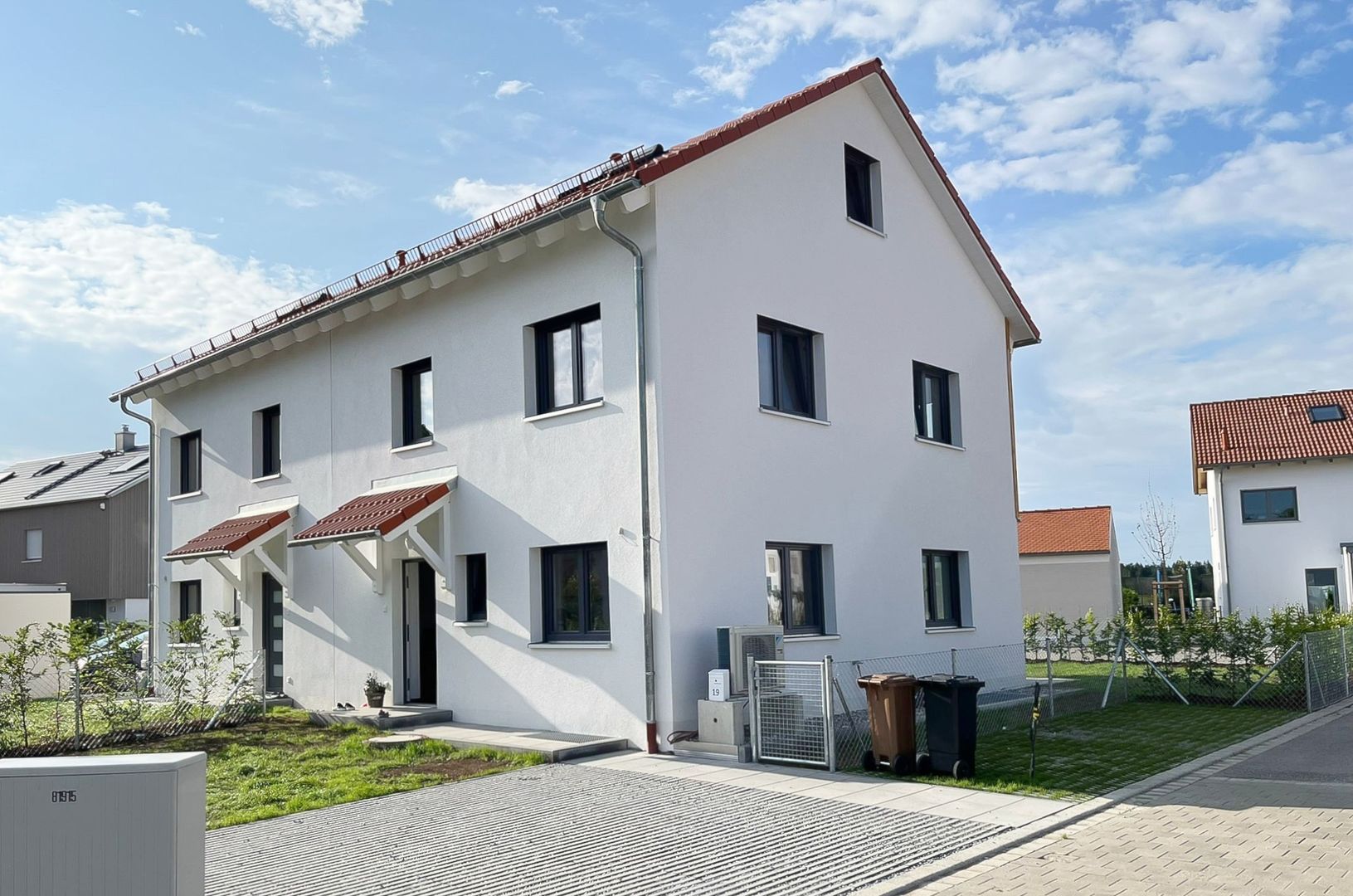 „Wiederholungstäter“ baut auf Rötzer-Qualität: Attraktive Doppelhaus-hälften in Höhenkirchen