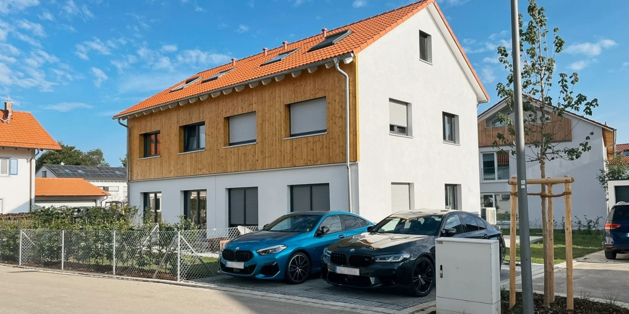 „Wiederholungstäter“ baut auf Rötzer-Qualität: Attraktive Doppelhaus-hälften in Höhenkirchen